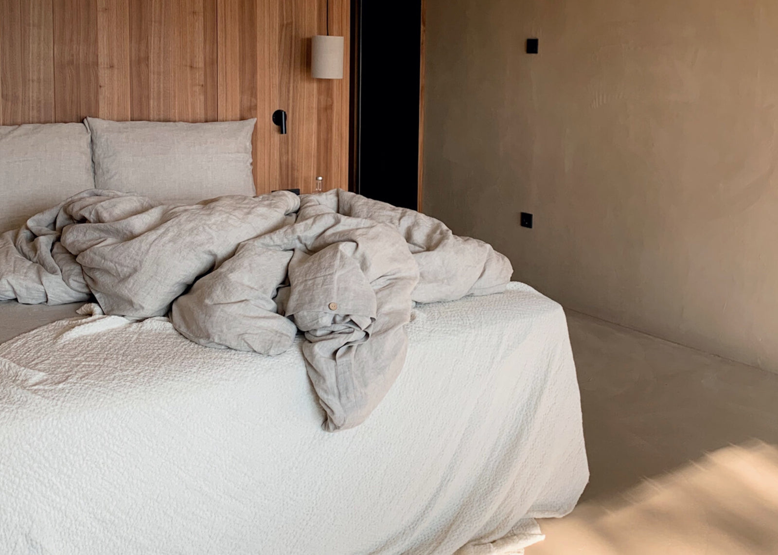 Einladende Eleganz: Beige Leinen Bettwäsche, die für ultimativen Komfort und Stil sorgt.