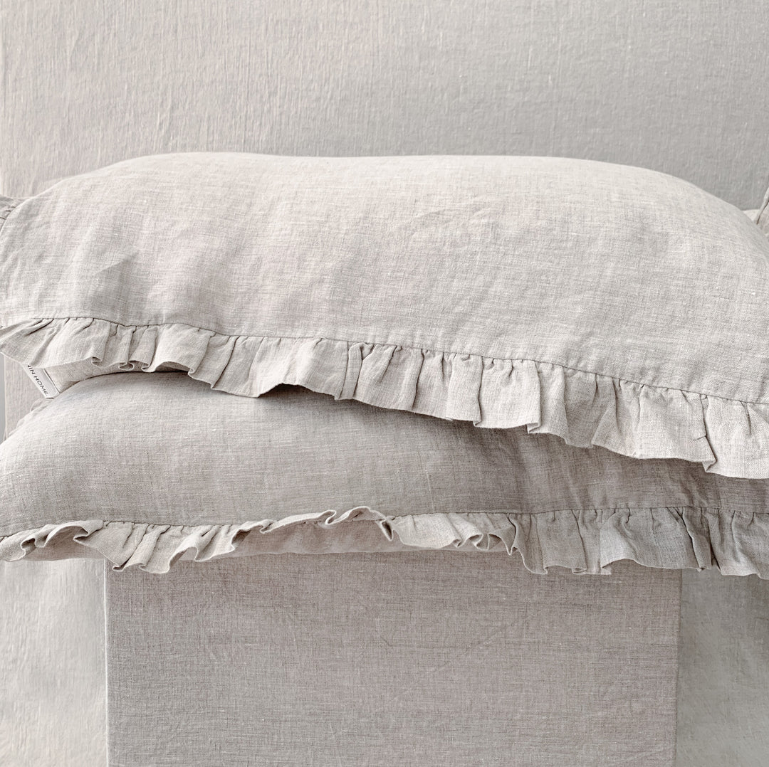 Romantisches Rüschen Kissen, Dekokissen mit Rüschen, Kissenhülle mit Rüschen aus nachhaltigem Leinen. In der Farbe beige, natur. verfügbar in der Größe 40x60. LININ HOME.