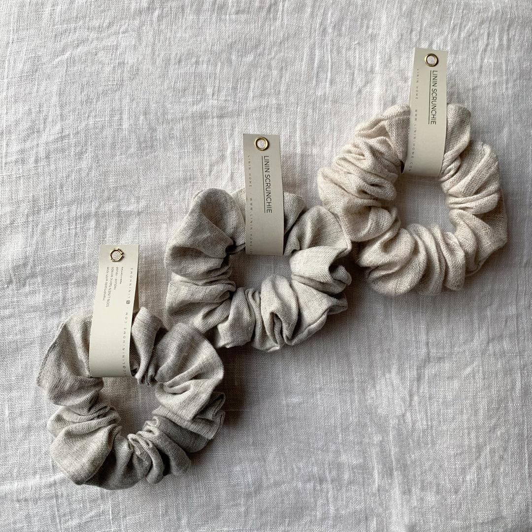 Leinen Haargummi, Leinen Scrunchie in der Farbe beige, natur mit Schleife. Verfügbar in verschiedenen Größen