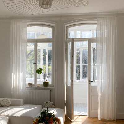 Halbtransparente Vorhänge aus feinem Leinen in der Farbe weiß. Modern, passend zu jedem Einrichtungsstil
