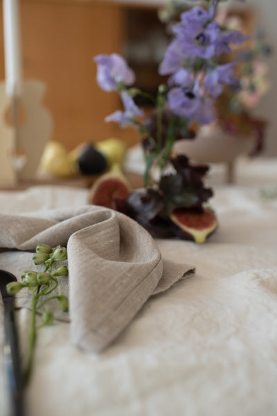 Tischgedeck in zarten Farben, Leinen Serviette 40x40 in der Farbe beige, natur. LININ HOME.